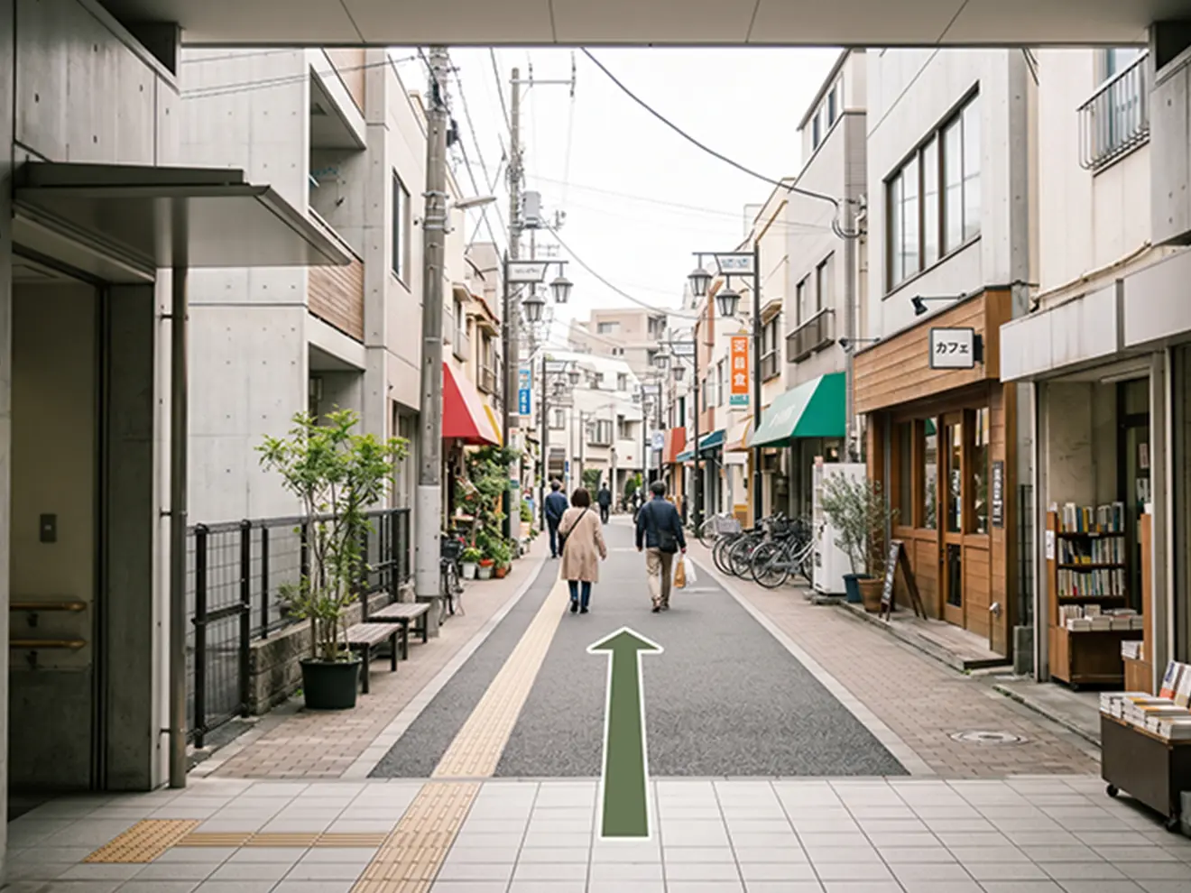 北口を出て直進します